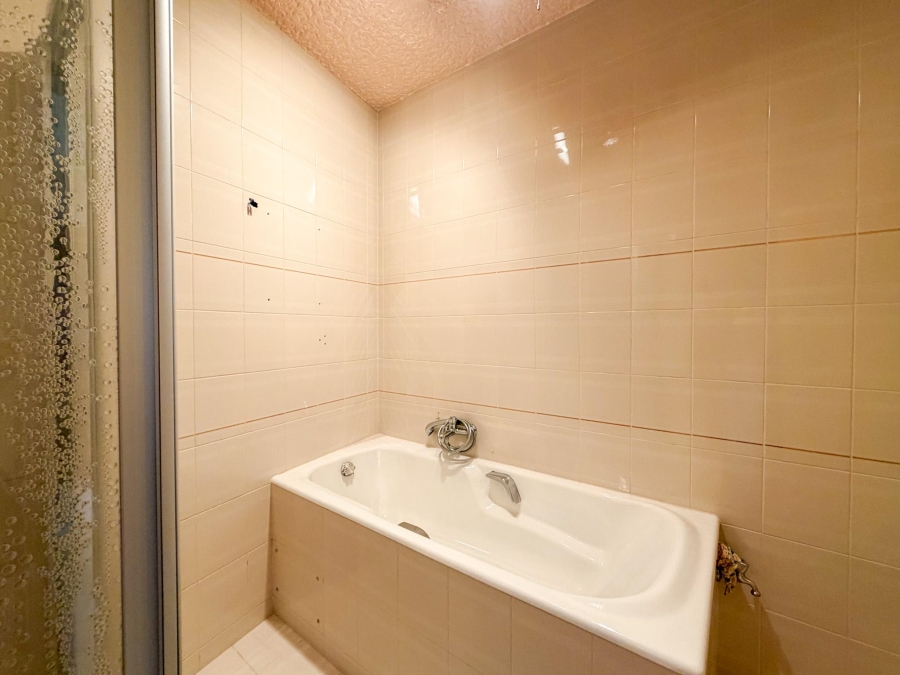 2 Bedroom Property for Sale in Vredehoek Western Cape